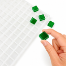 221キャビティ型の横で持った完成済み3.5mLスクエアグミ